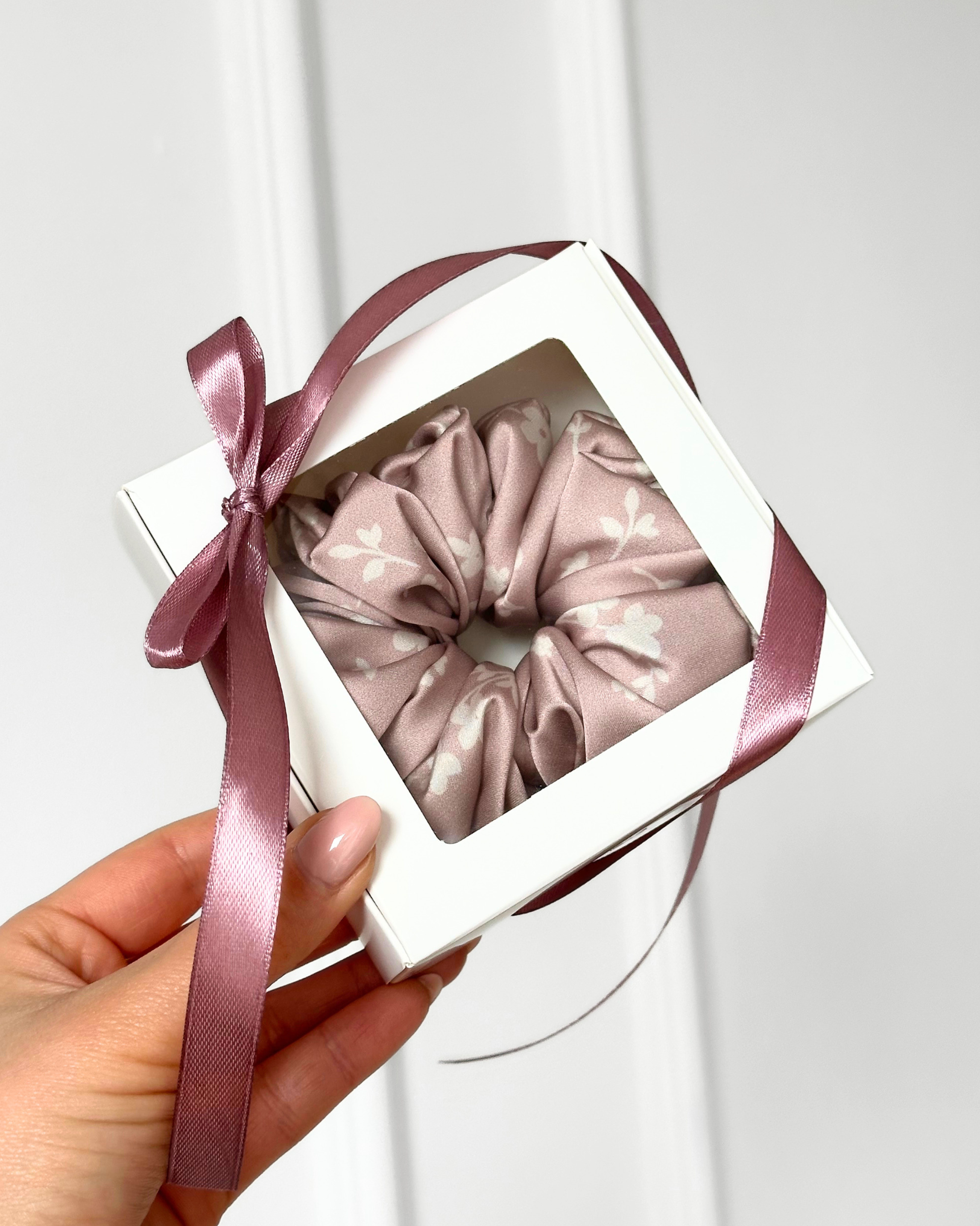 Mini Box Scrunchie - Kwiaty na różowym tle