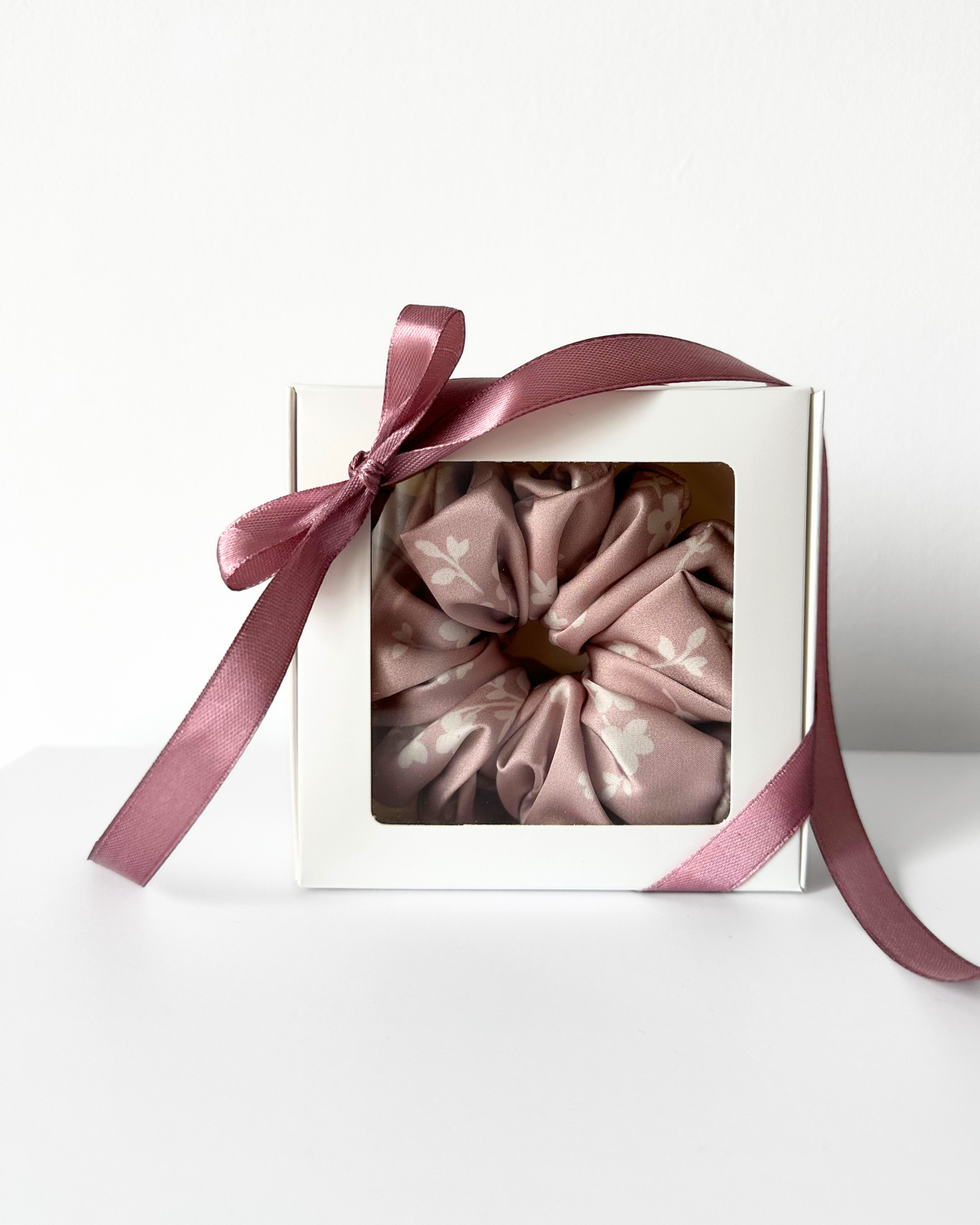 Mini Box Scrunchie - Kwiaty na różowym tle