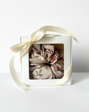 Mini Box Scrunchie - Kwiaty na kremowym tle
