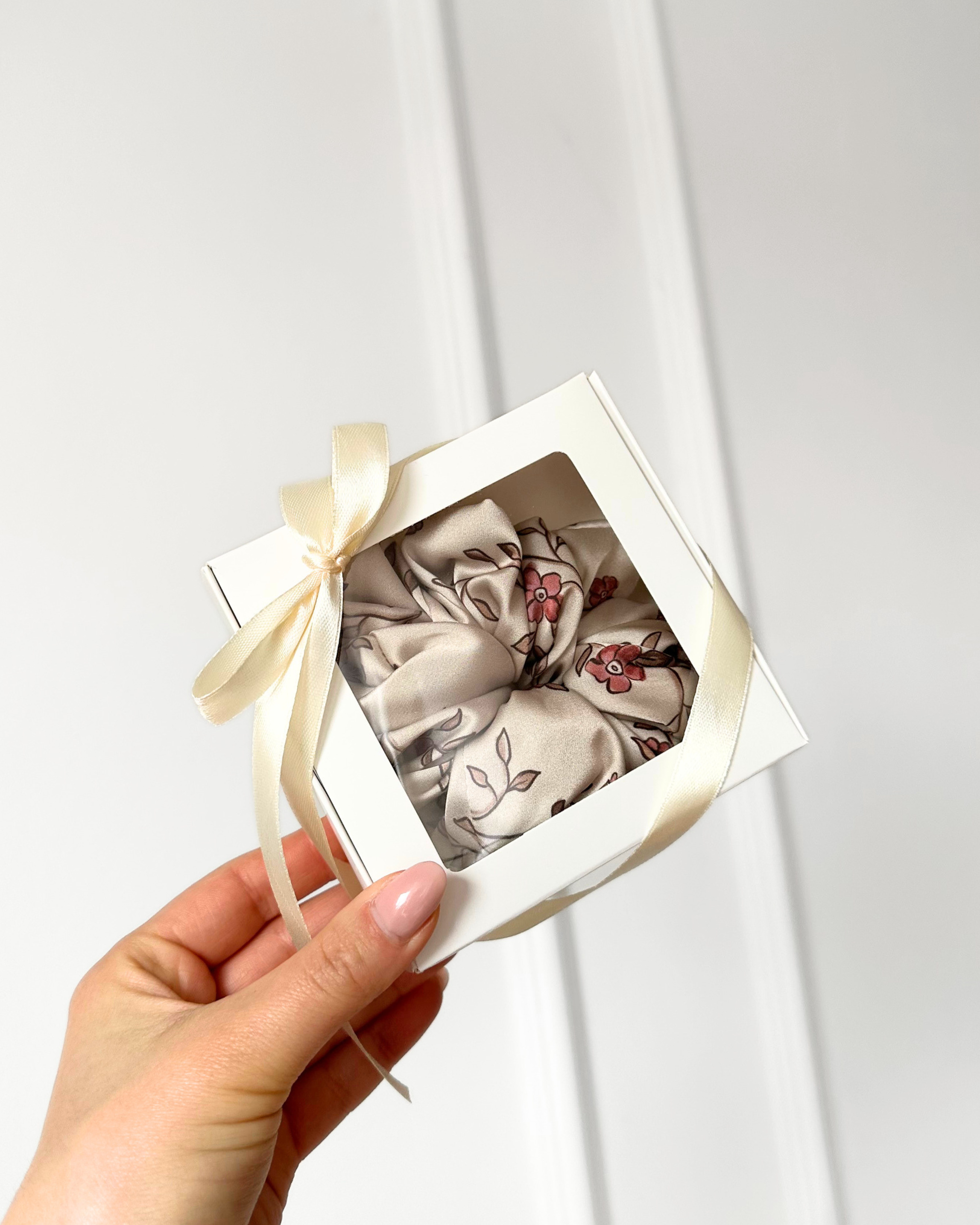 Mini Box Scrunchie - Kwiaty na kremowym tle