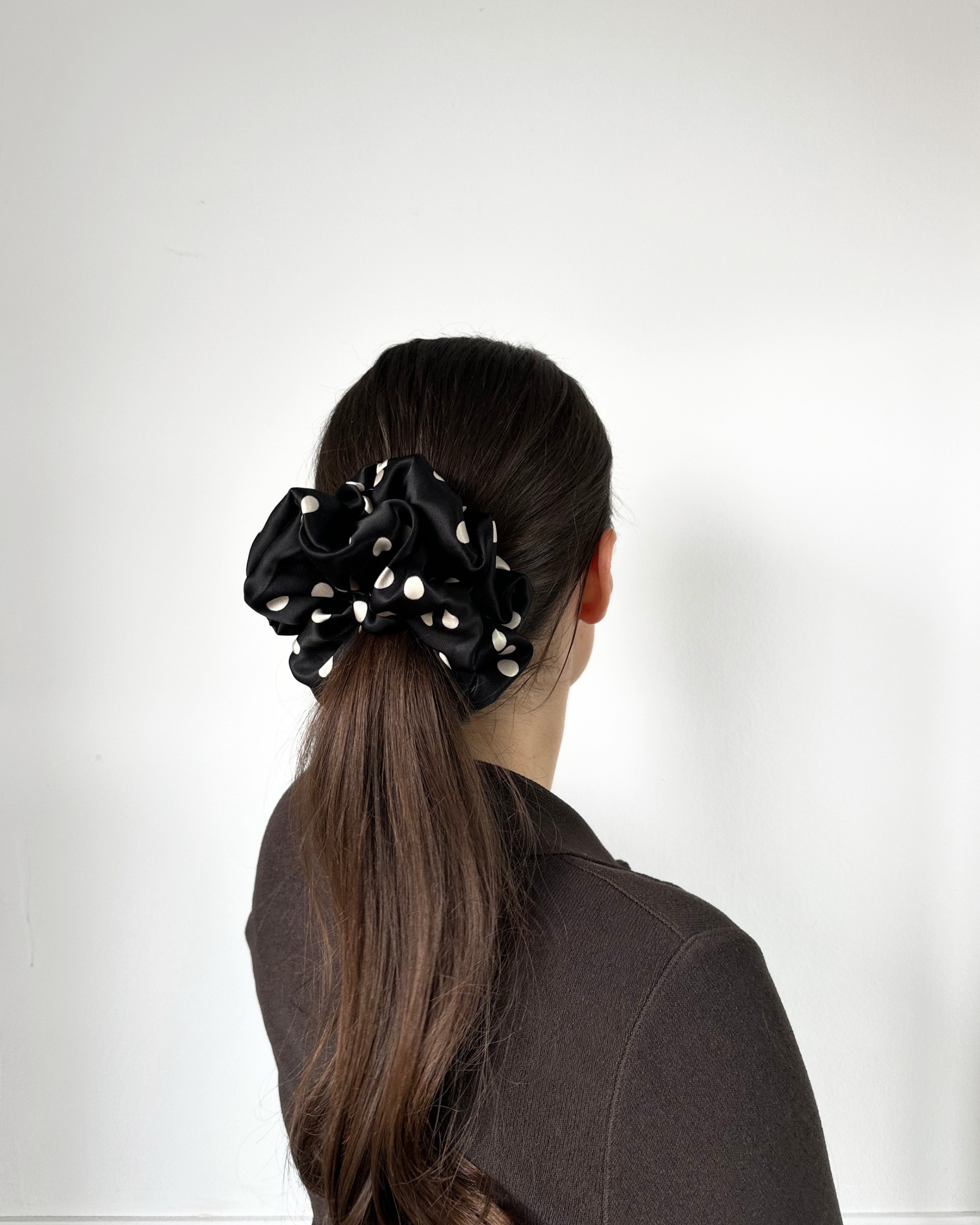 Duża gumka do włosów - Satynowa z Wiskozy POLKA DOTS - Czarny