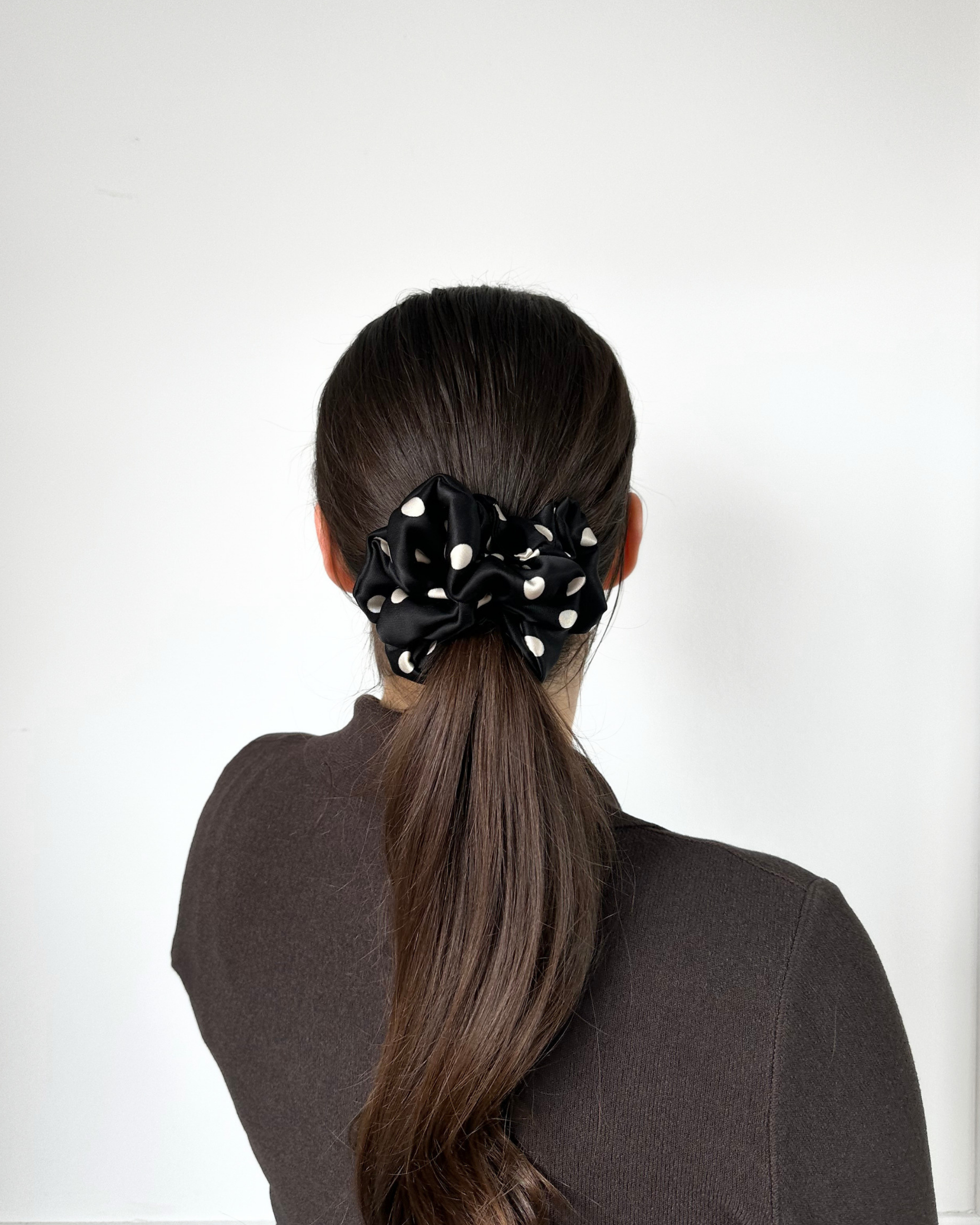 Średnia gumka do włosów - Satynowa z Wiskozy POLKA DOTS - Czarny