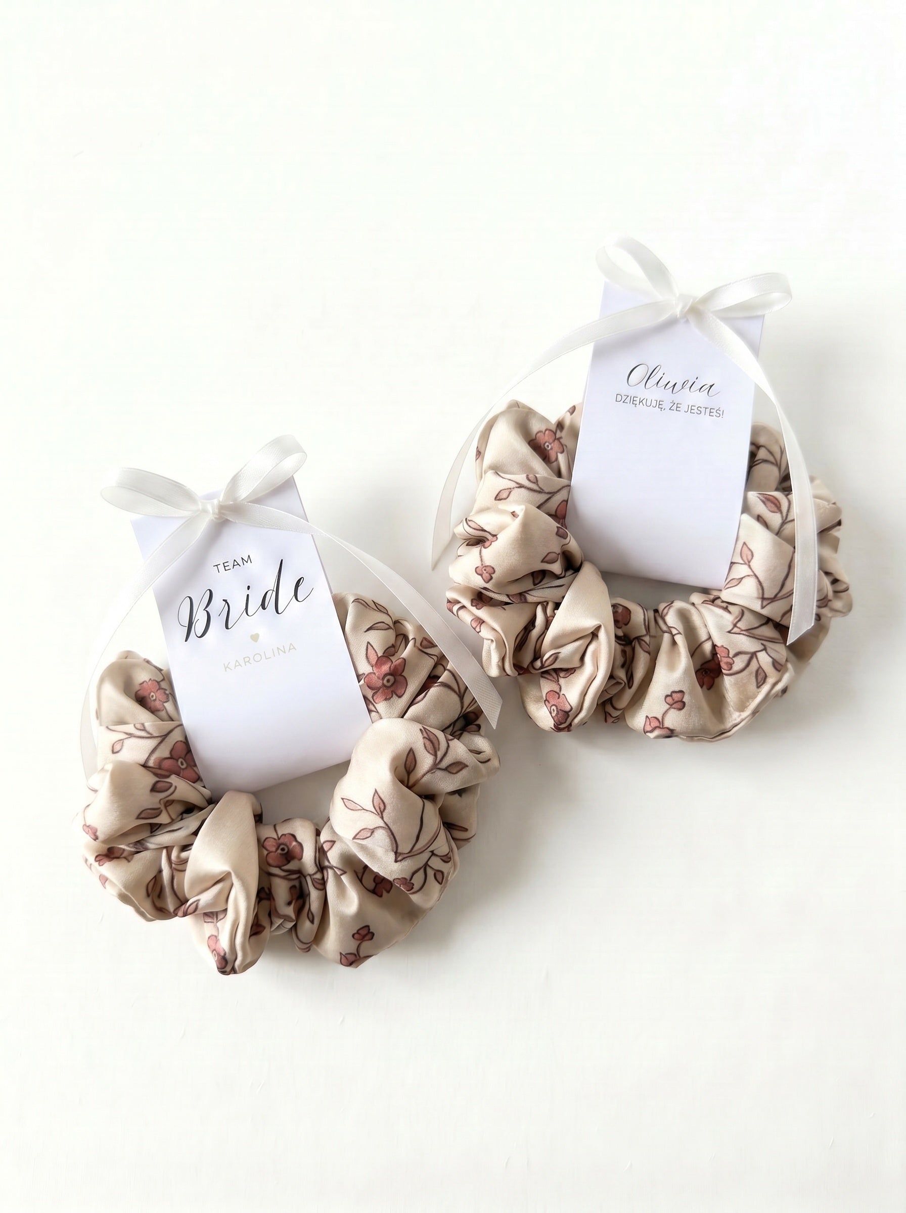 Podziękowania na Wieczór Panieński - Scrunchie z etykietą - Kwiaty na beżowym tle