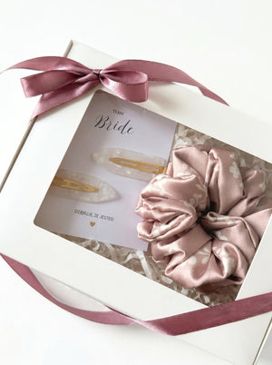 Podziękowania na Wieczór Panieński - Giftbox Kwiaty na różowym tle