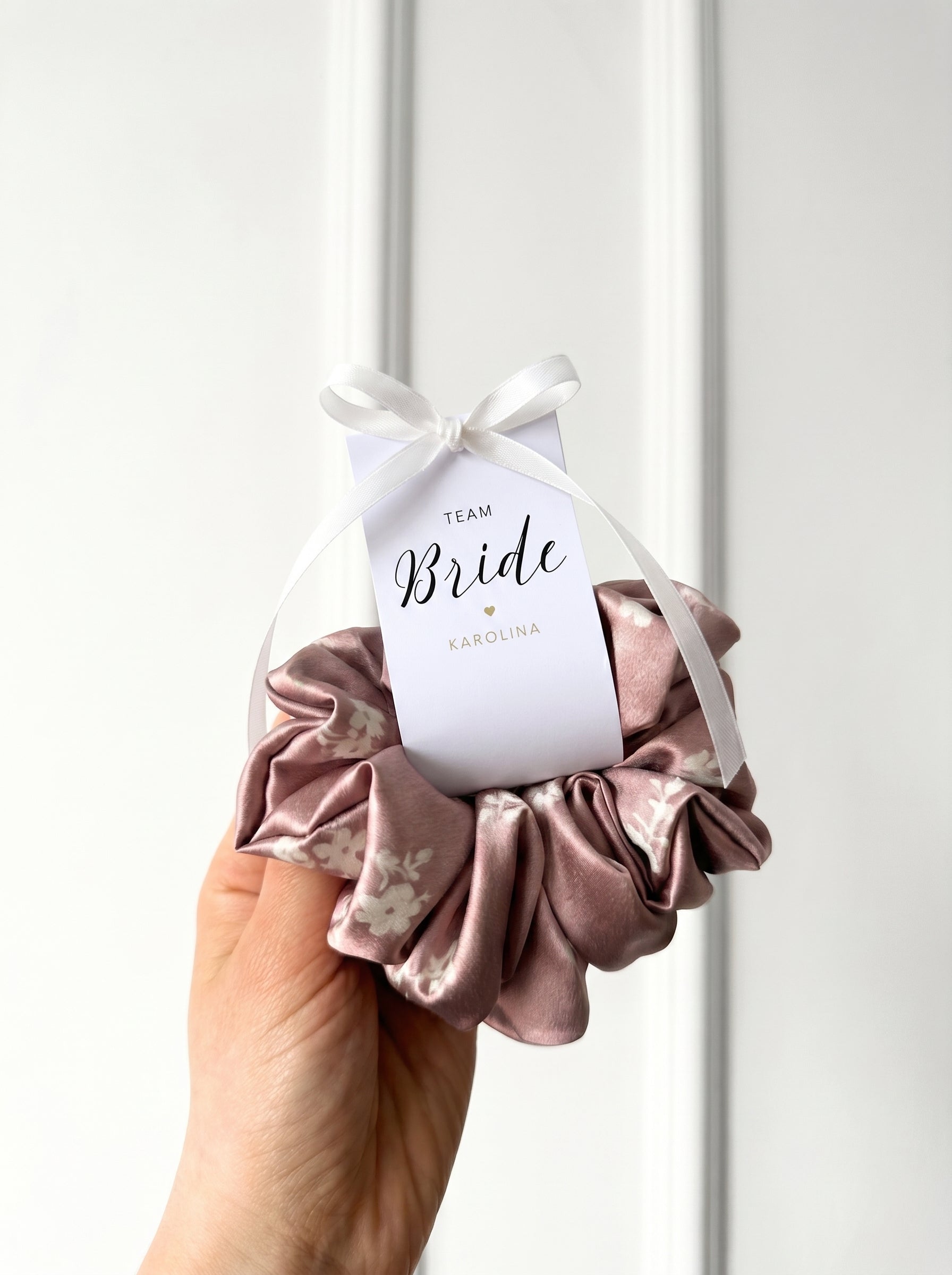Podziękowania na Wieczór Panieński - Scrunchie z etykietą - Kwiaty na różowym tle