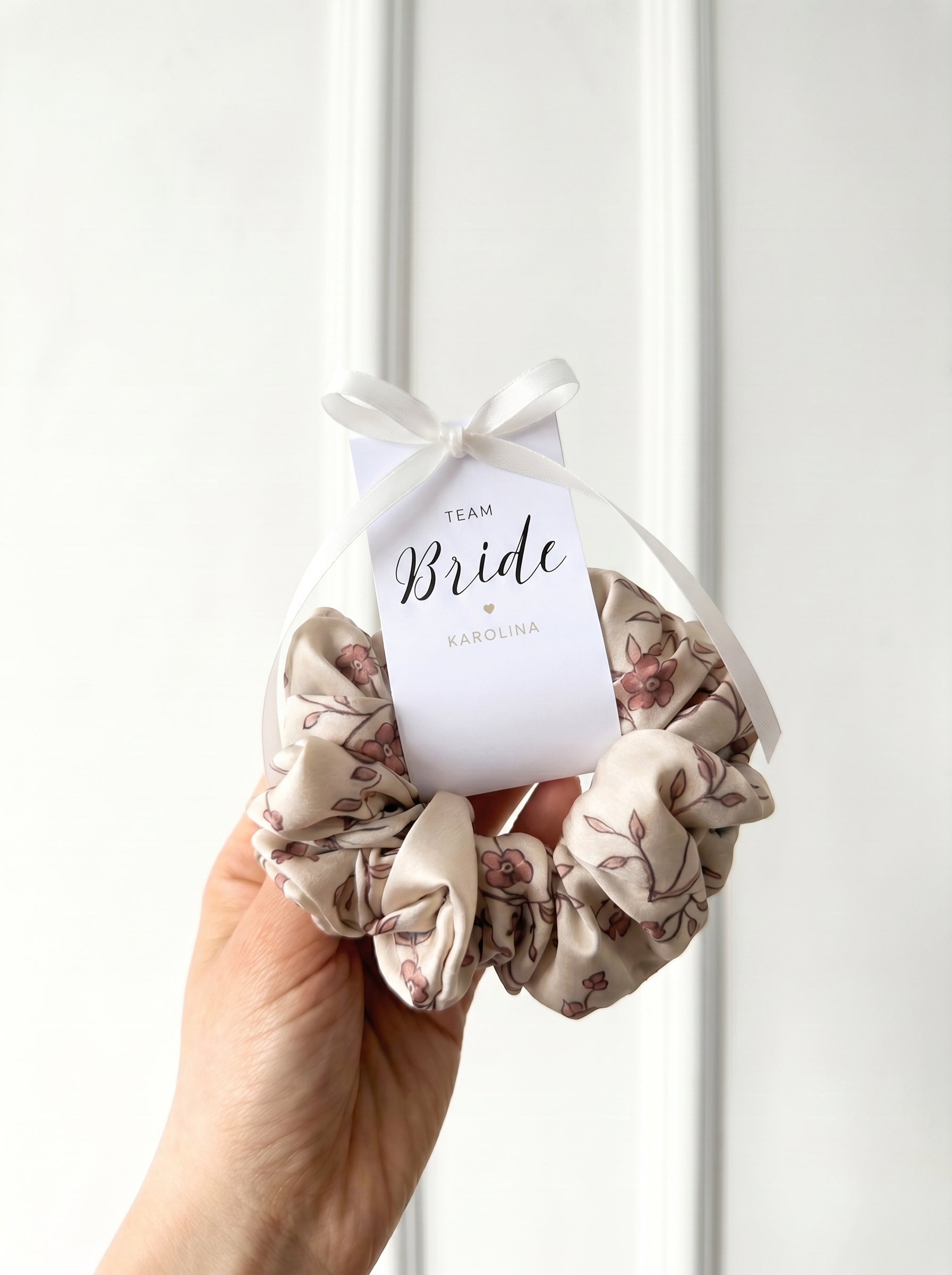 Podziękowania na Wieczór Panieński - Scrunchie z etykietą - Kwiaty na beżowym tle