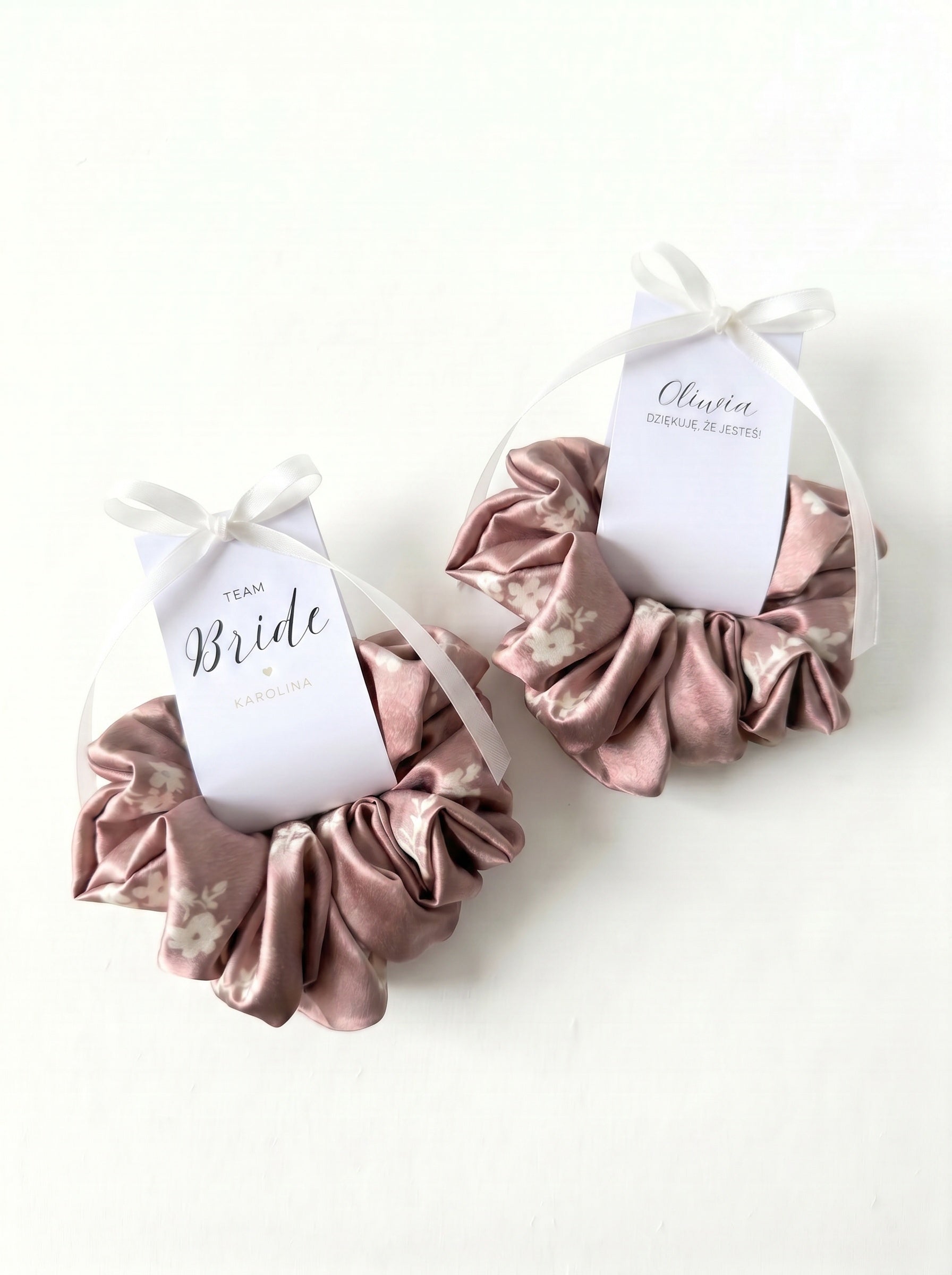 Podziękowania na Wieczór Panieński - Scrunchie z etykietą - Kwiaty na różowym tle