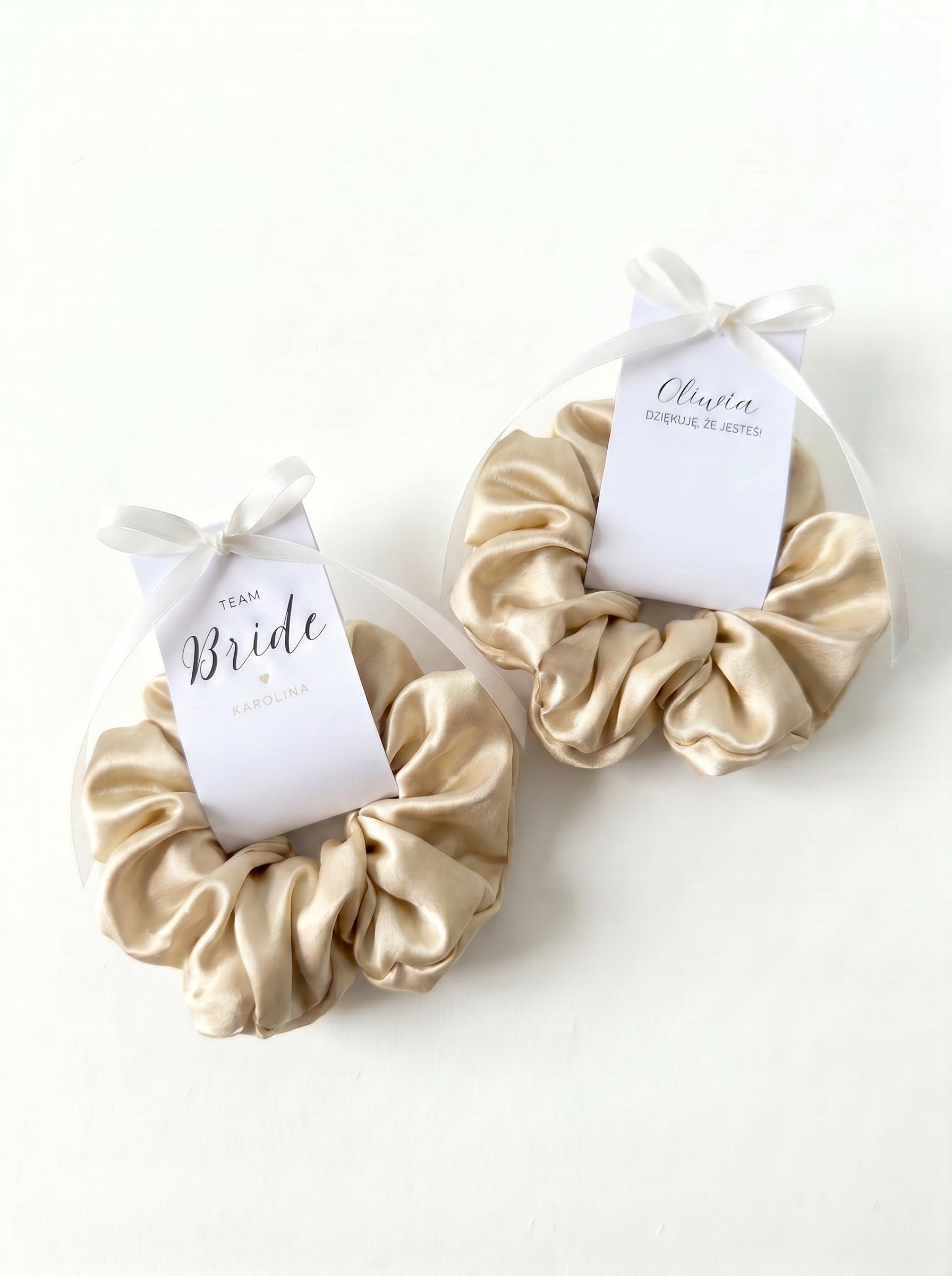 Podziękowania na Wieczór Panieński - Scrunchie z etykietą - Beżowy