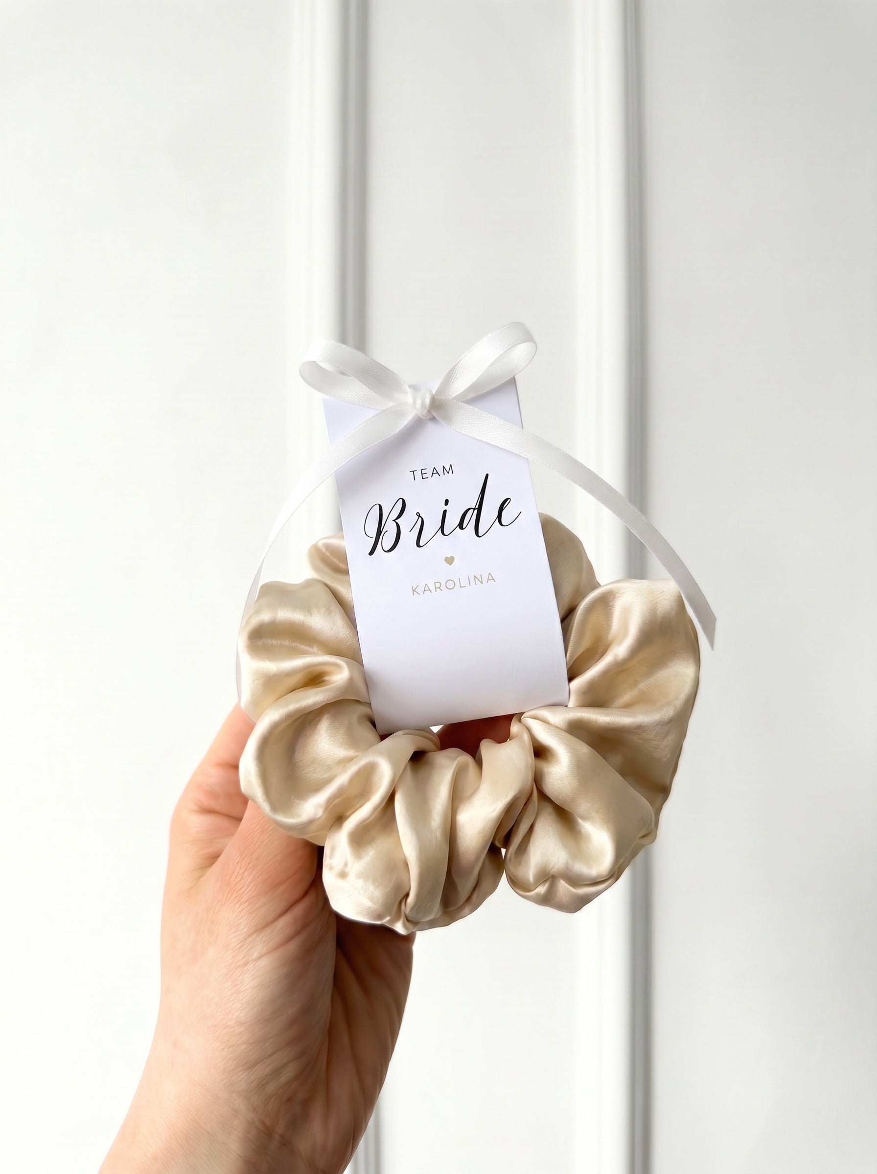 Podziękowania na Wieczór Panieński - Scrunchie z etykietą - Beżowy