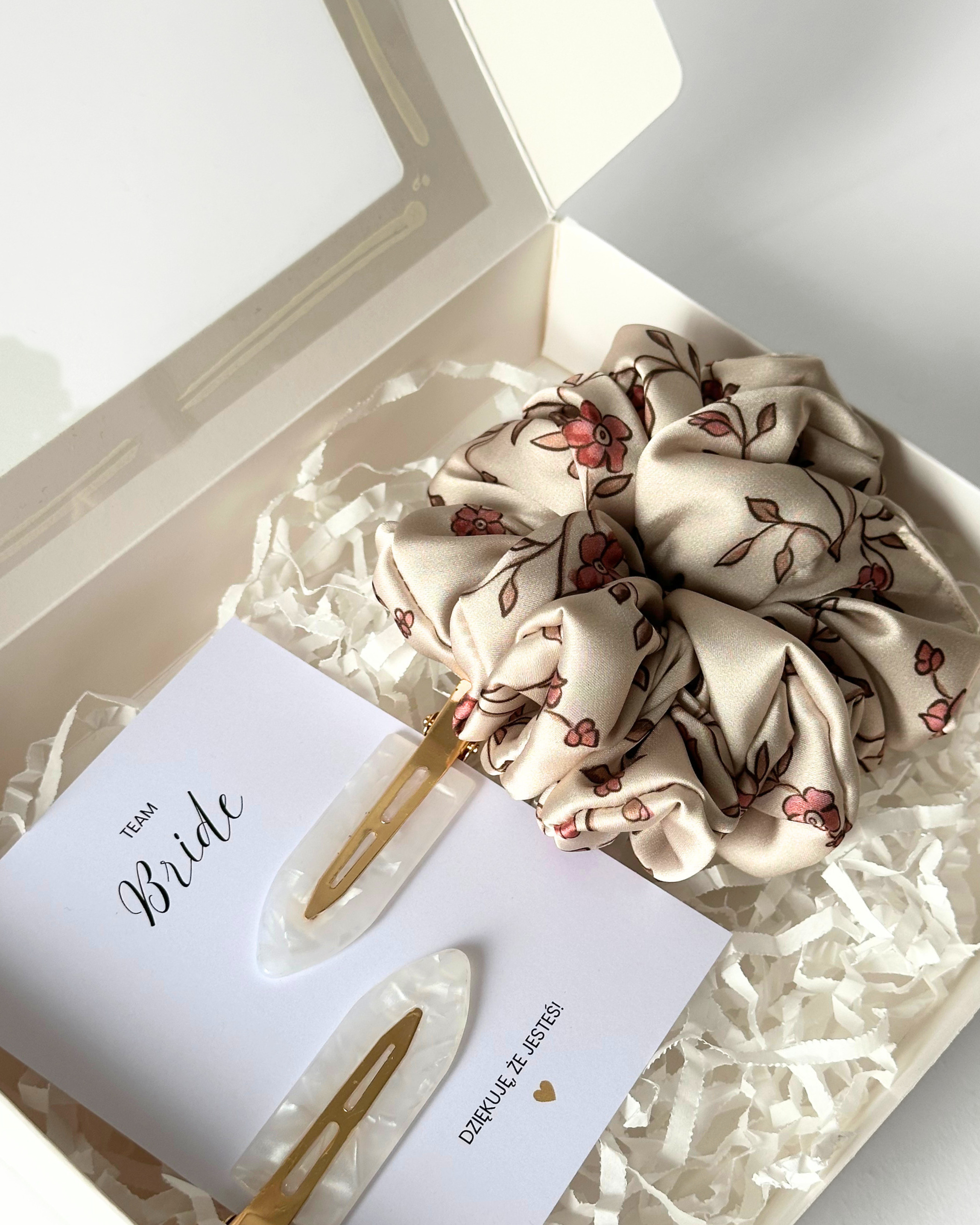 Podziękowania na Wieczór Panieński - Giftbox Kwiaty na kremowym tle