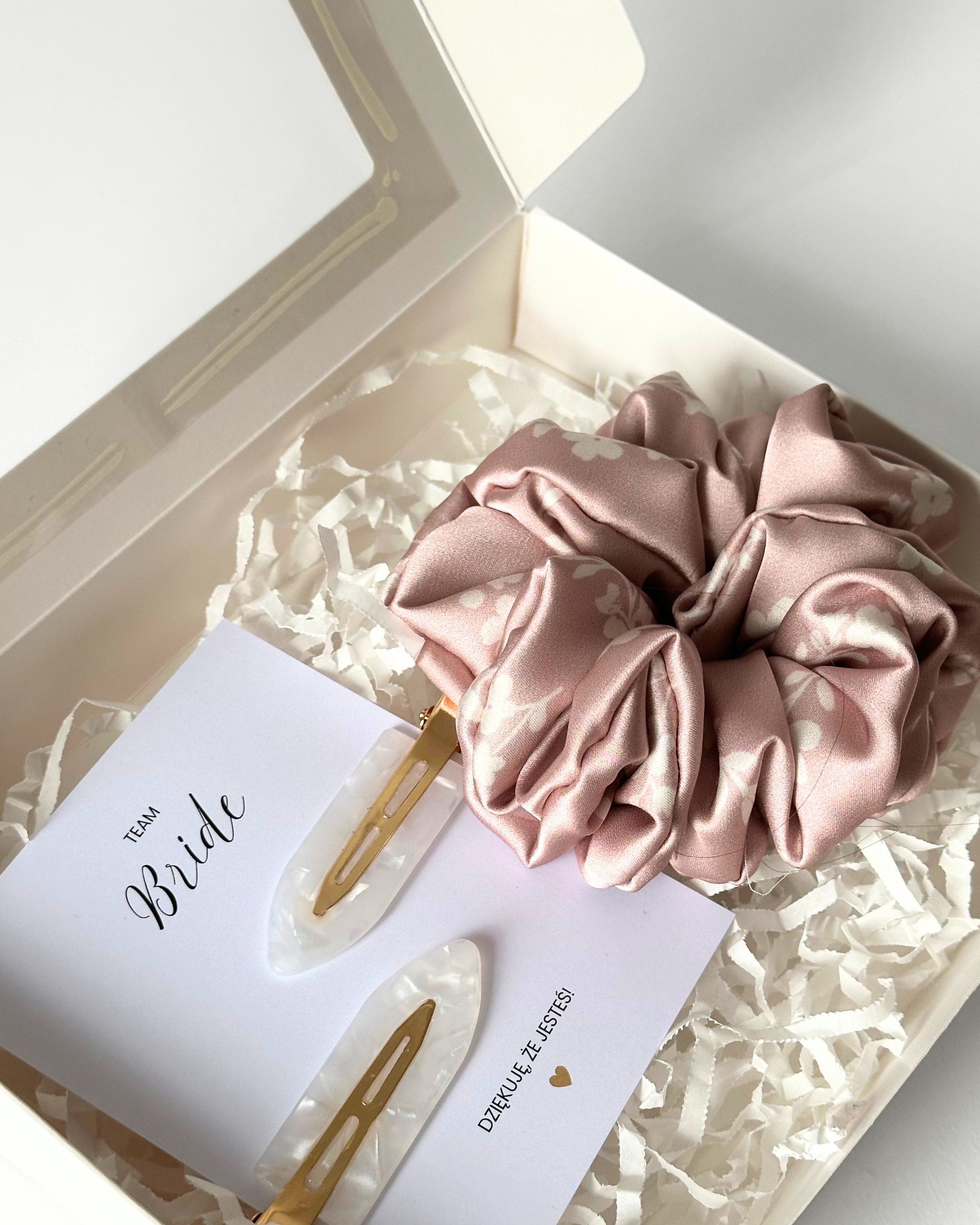 Podziękowania na Wieczór Panieński - Giftbox Kwiaty na różowym tle